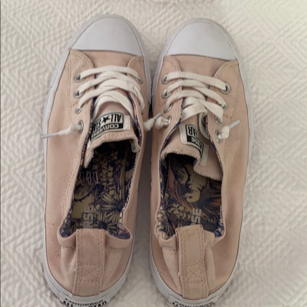 Pink converse size 9. Good condition.